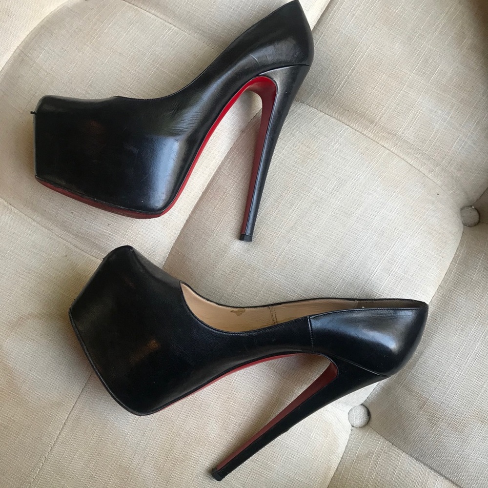 Gorgeous Christian Louboutins Victoria 160